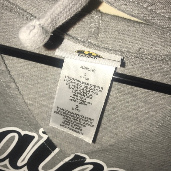 A thin hoodie with middle V shape - Picture 3 of 4